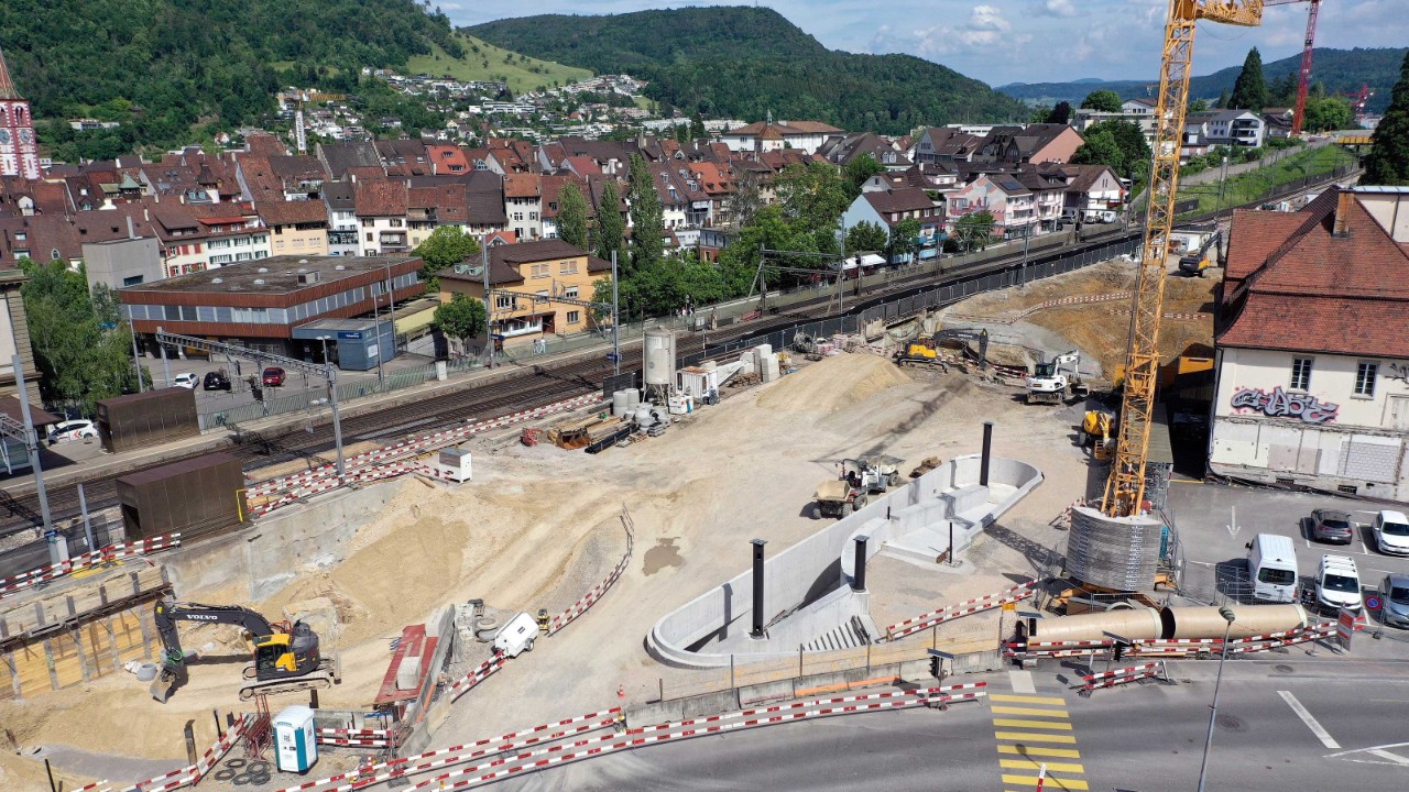 Das Foto vom Juni 2021 zeigt den Bau des südlichen Zugangs zur neuen Personenunterführung Oristal von der Oristalstrasse Richtung Olten gesehen.