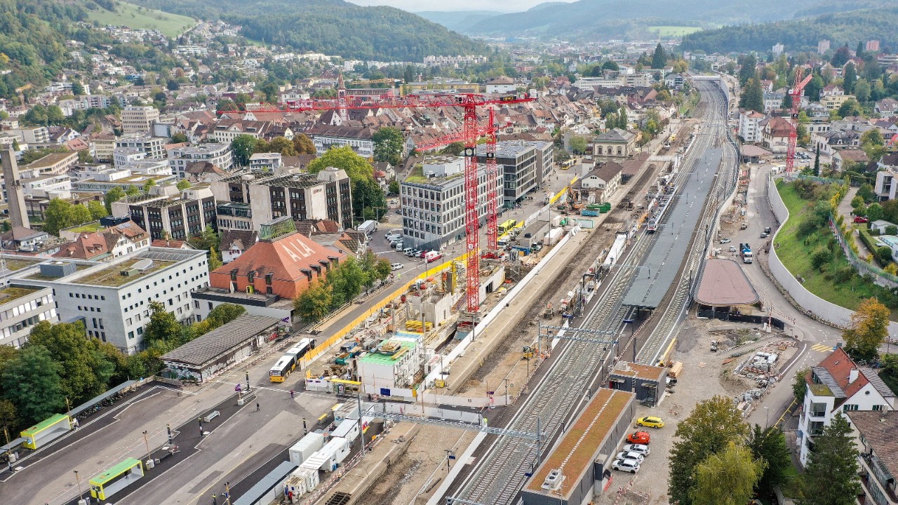 Das Foto vom Oktober 2022 zeigt den Bahnhof Liestal aus derselben Perspektive.