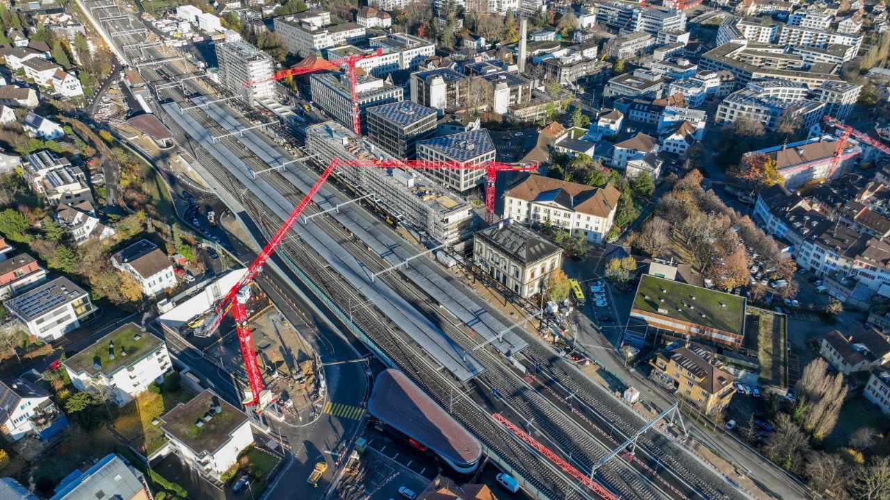 Das Bahnhofareal Ende November 2023. Die Arbeiten für das P+Rail-Parkhaus Tiergartenstrasse begannen im Oktober 2023.