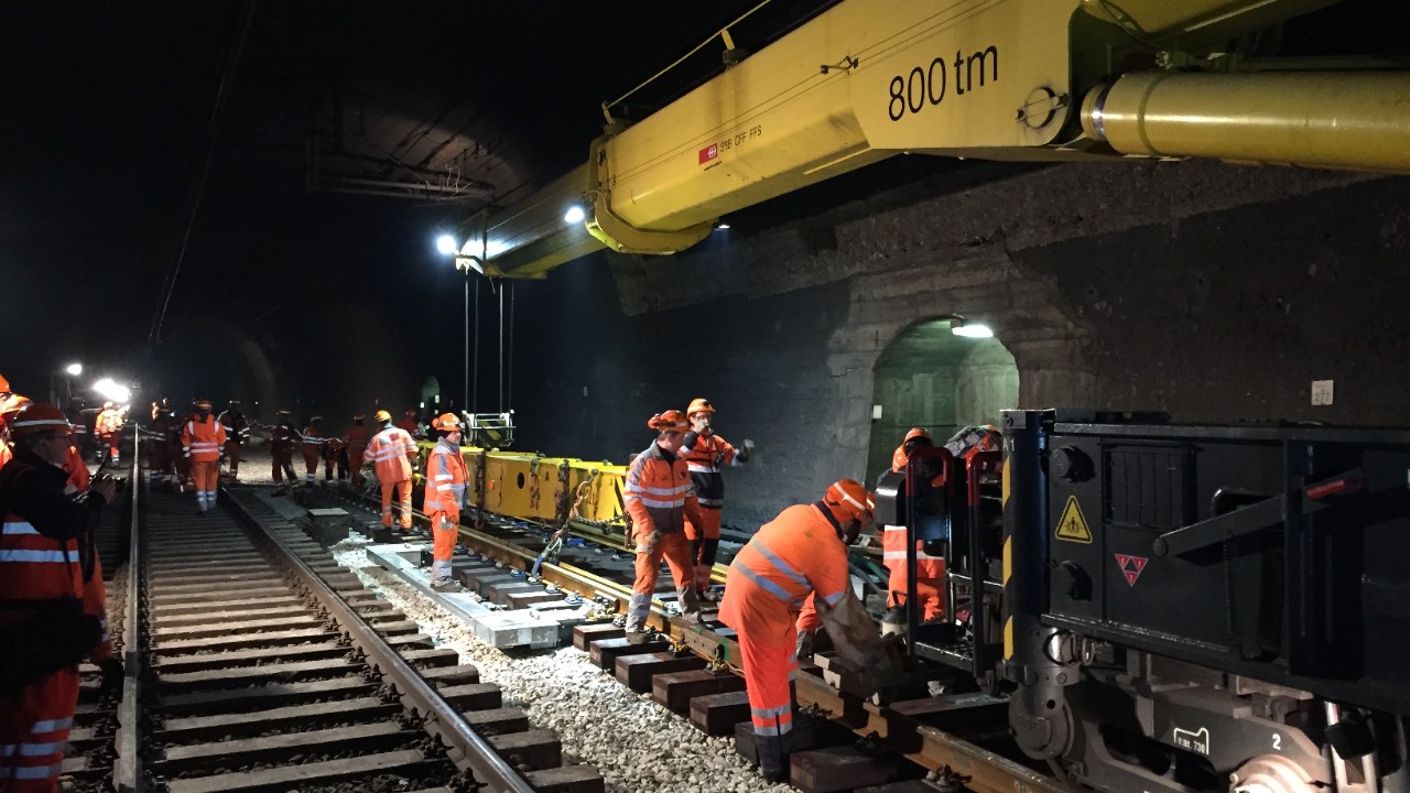 Das Foto vom 24. Januar 2015 zeigt Arbeiten für eine Weichenerneuerung im Hauenstein-Basistunnel, beziehungsweise der Erneuerung von deren Gleisanschlüsse.