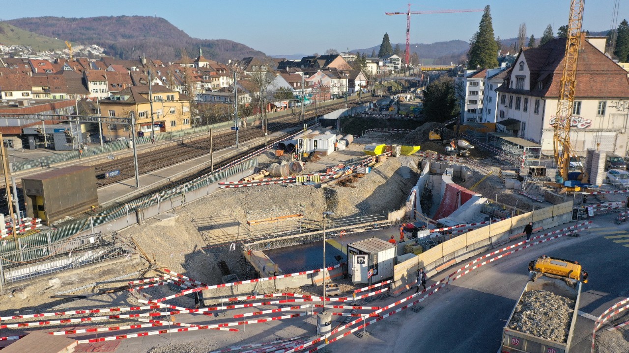 Das Foto vom März 2021 zeigt den Bau des südlichen Zugangs zur neuen Personenunterführung Oristal von der Oristalstrasse Richtung Olten gesehen.