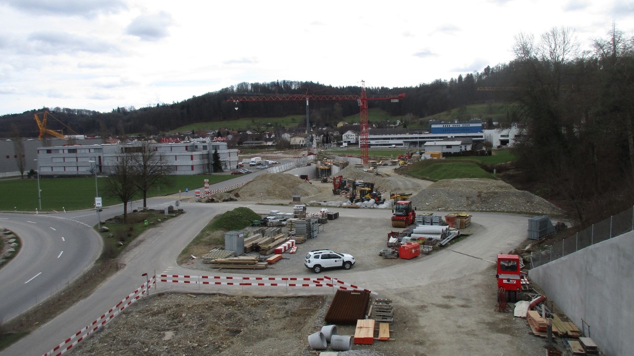 Das Foto oben zeigt die Baustelle für die Strassenunterführung Büntli im März 2021 aus derselben Perspektive wie die Visualierung.