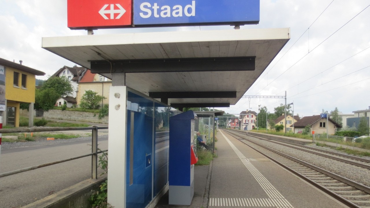 Perron Gleis 1 am Bahnhof Staad.