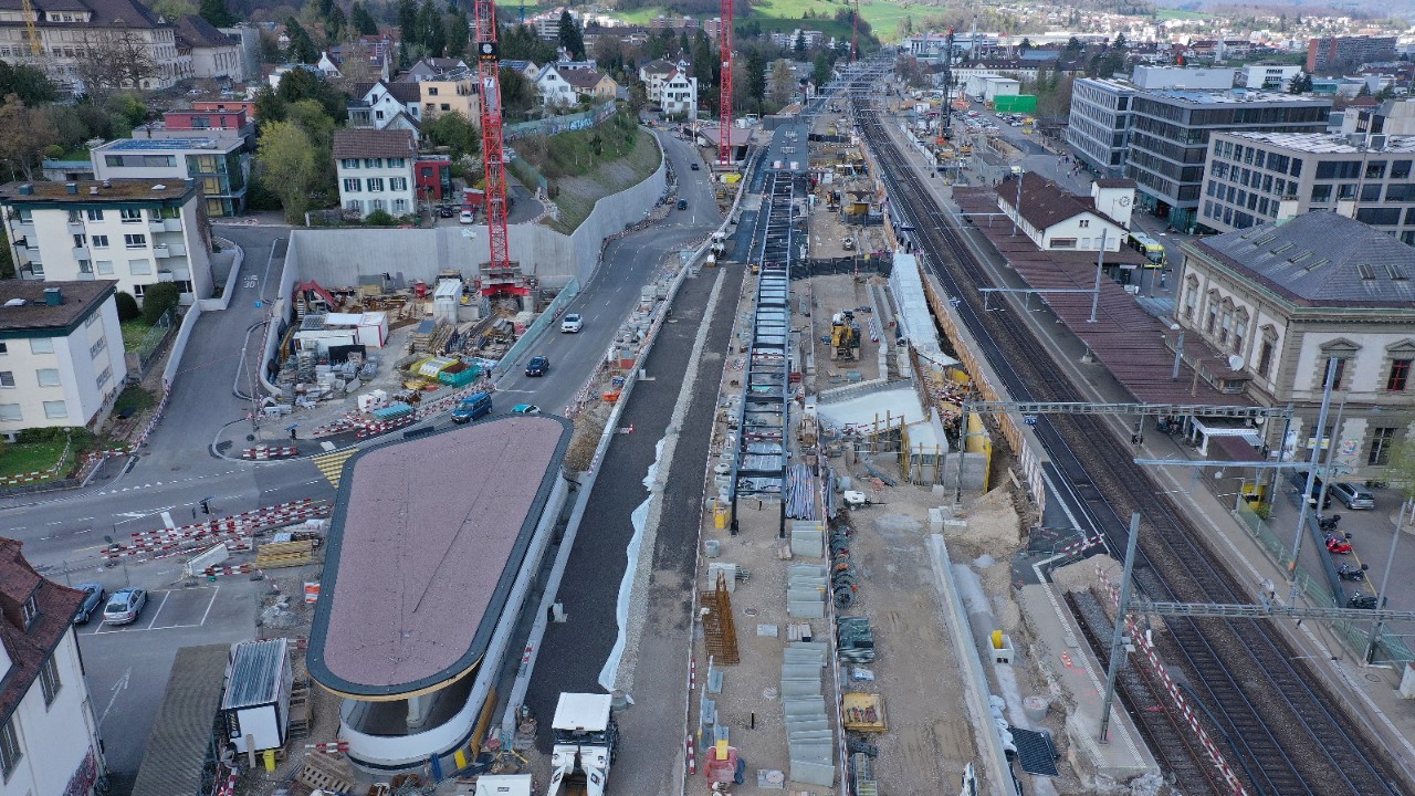 Das Foto vom April 2022 zeigt die Arbeiten im Bereich des Bahnhofs Liestal in Richtung Basel gesehen. 