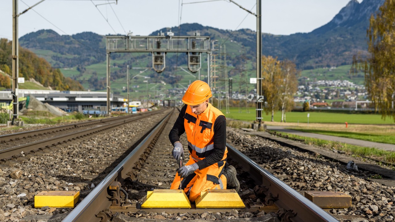 Unterhalt einer Heissläufer- und Festbremsortungsanlage auf der Strecke.