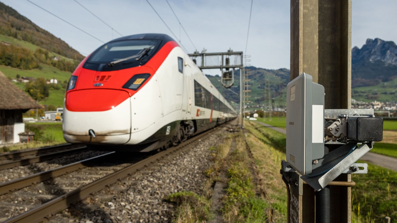 RFID-Lesegerät am Gleisrand, das wenige Millisekunden später die Fahrzeugnummer eines Girunos misst.