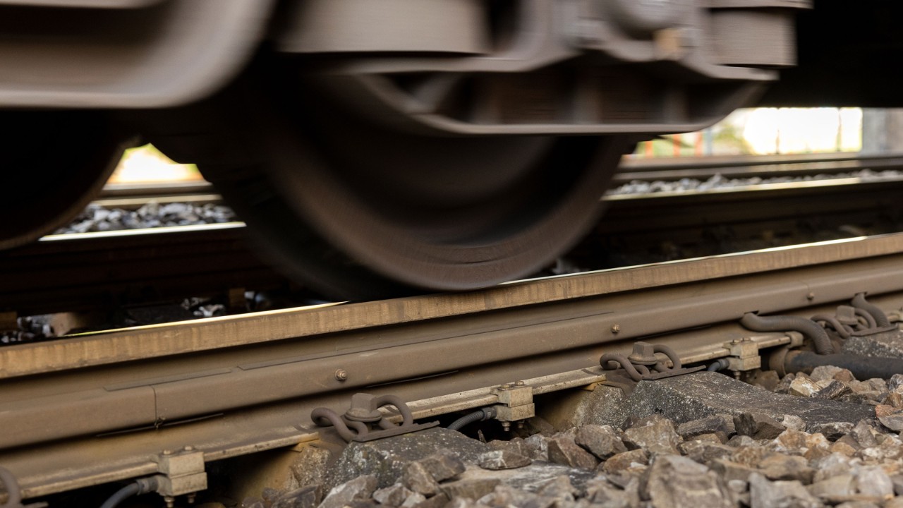 Eine Messeinheit eines Radlastcheckpoints, bestehend aus der Messchiene am Schienensteg und den Beschleunigungssensoren am Schienenfuss, misst ein darüberfahrendes Rad.