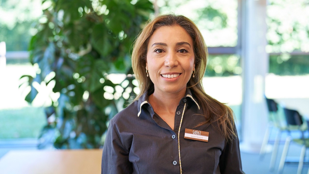 Kaoutar Beauverd  – Employée de service.