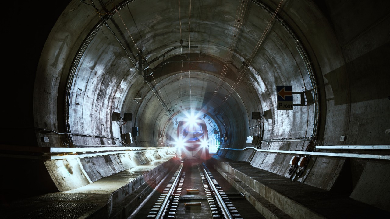 Un train dans le tunnel de base du Saint-Gothard.