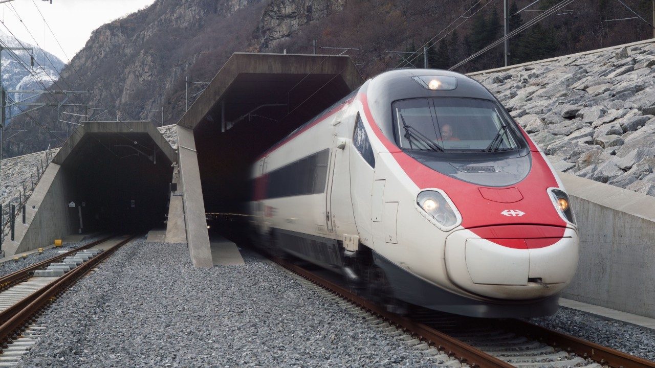 Auch im Gotthardbasis-Tunnel werden viele Gebäudemassnahmen umgesetzt – ein Beispiel ist die optimierte Lüftung der Querröhren.