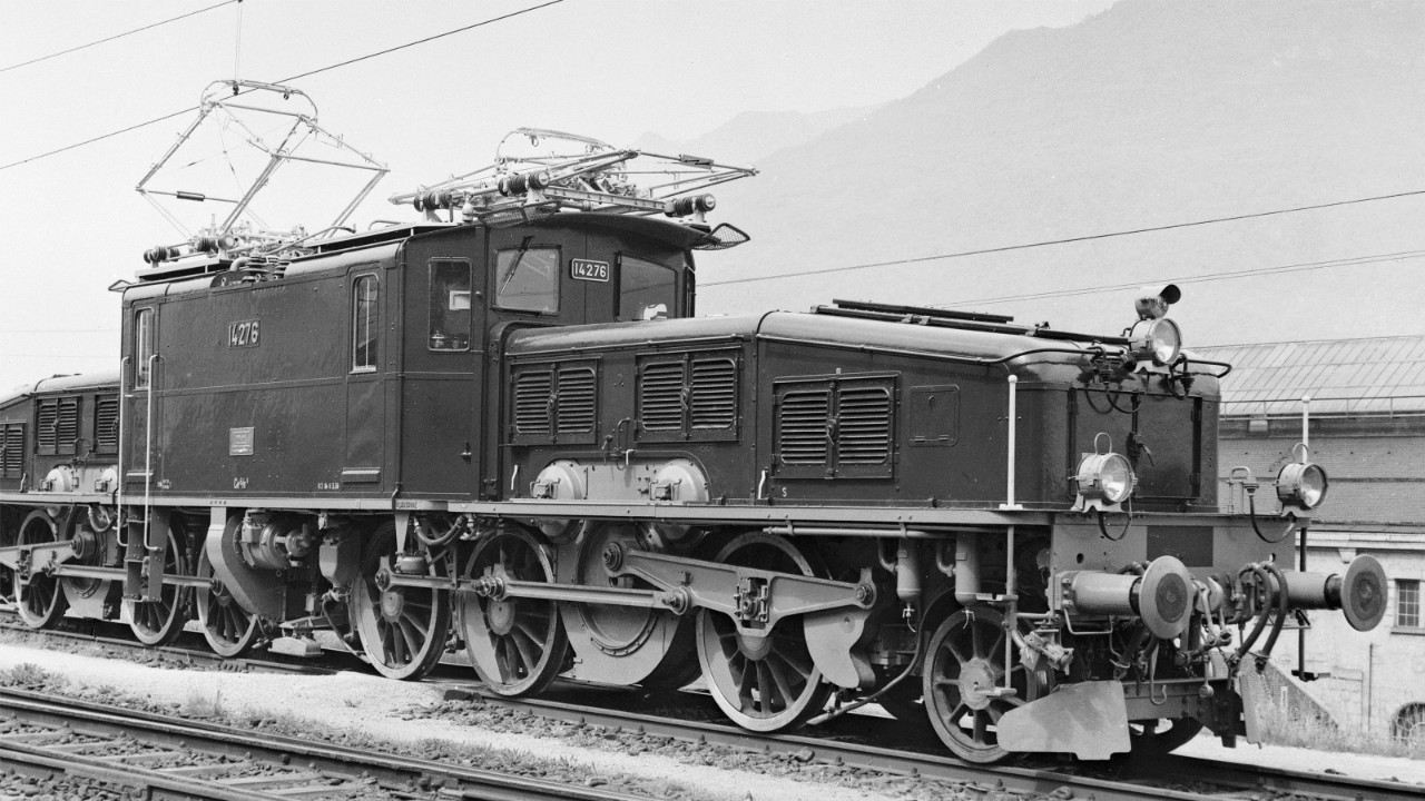 Die elektrische Gotthard-Lokomotive in Fahrt mit Pantograph und Fahrleitung.