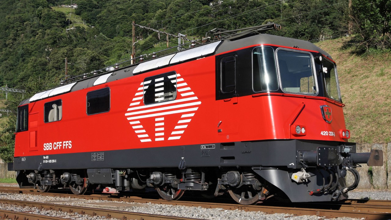 Una locomotiva Re 420 rossa su un binario.