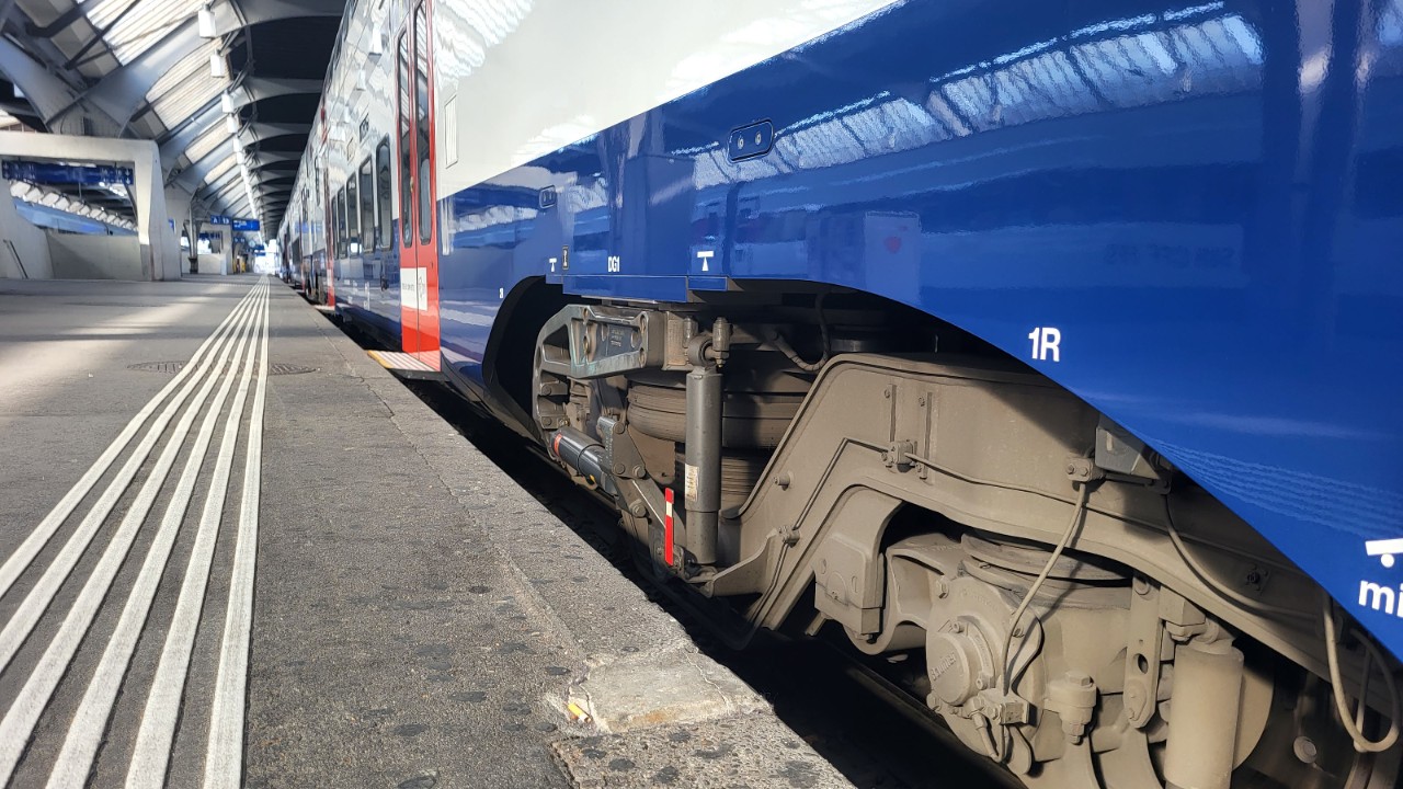 L’immagine mostra il carrello con un asse di un treno bipiano Regio.
