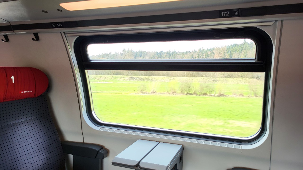 La photo représente une fenêtre dans un compartiment de train.