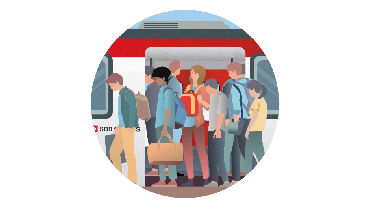 De nombreuses personnes se pressent dans le train.