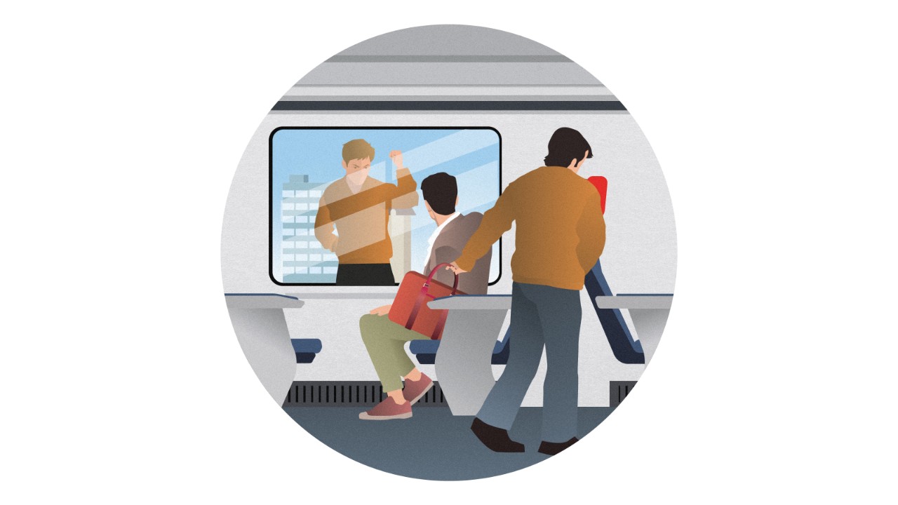 Un voyageur est assis dans le train quand soudain quelqu'un frappe à la vitre depuis l'extérieur. Pendant que le voyageur regarde distraitement vers la fenêtre, un complice passe à l'intérieur du couloir et vole le sac du voyageur.