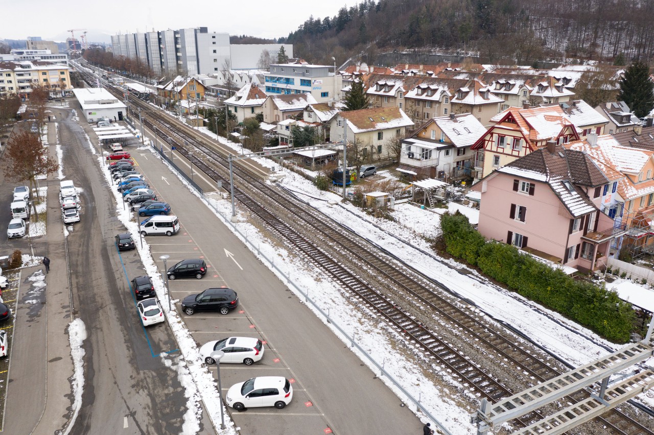Foto aus Vogelperspektive zeigt die bestehenden Durchfahrtsgleise im Bahnhof Bümpliz, daneben werden die Abstellgleise gebaut.