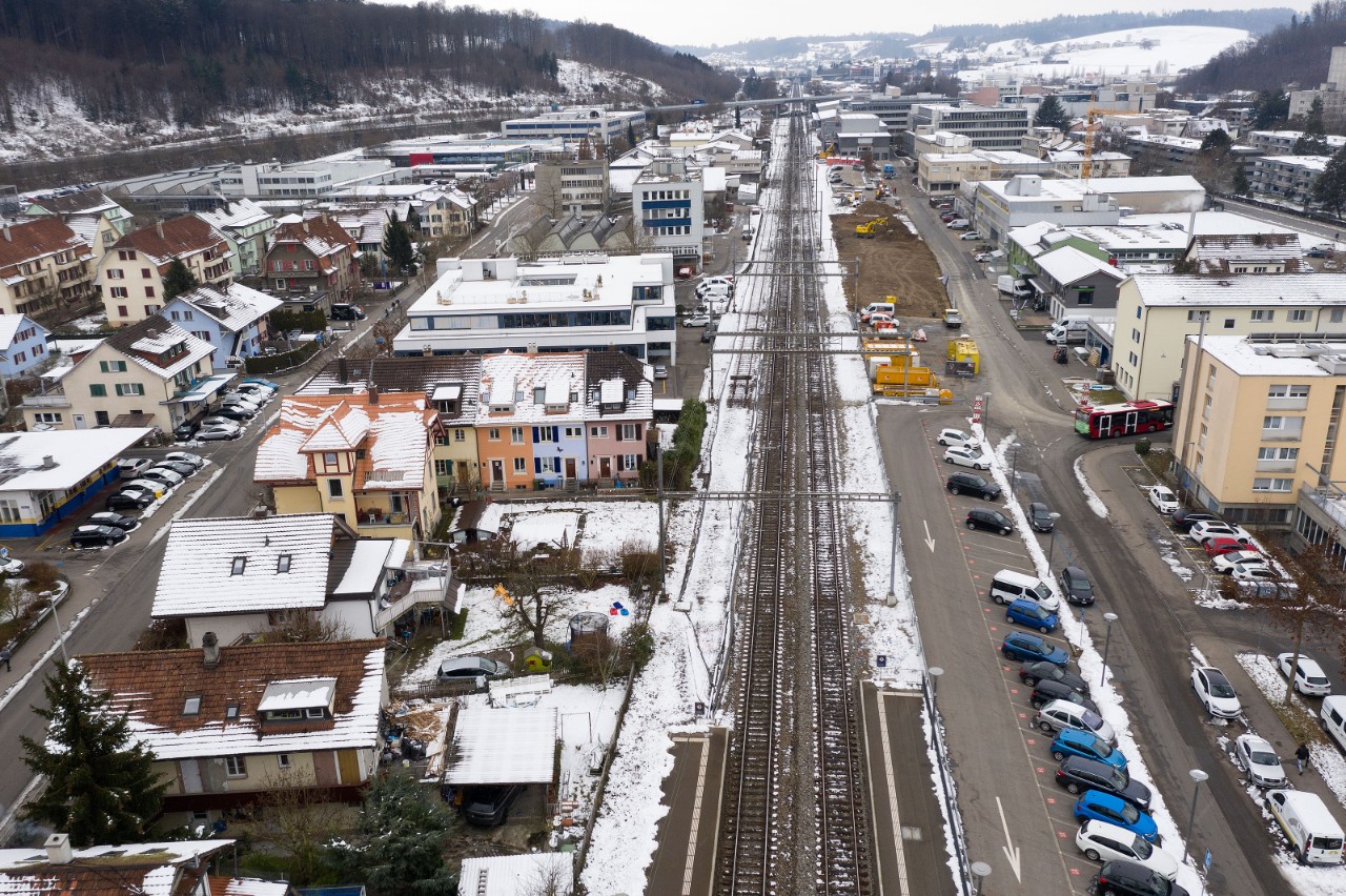 Foto aus Vogelperspektive zeigt die bestehenden Durchfahrtsgleise im Bahnhof Bümpliz mit Blick Richtung Freiburg, daneben werden die Abstellgleise gebaut.