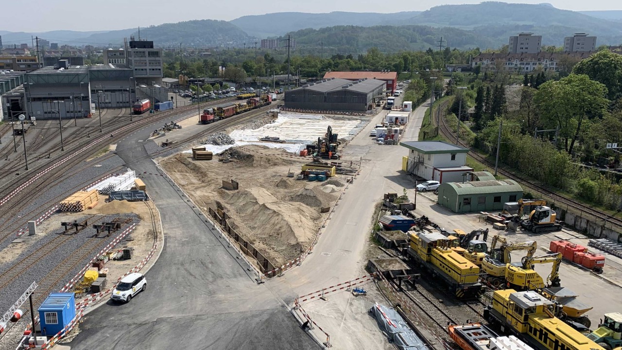 Das Bild zeigt die Brache im Nachgang zum Abbruch der Lagerhalle, Bagger und Abstellgleise.