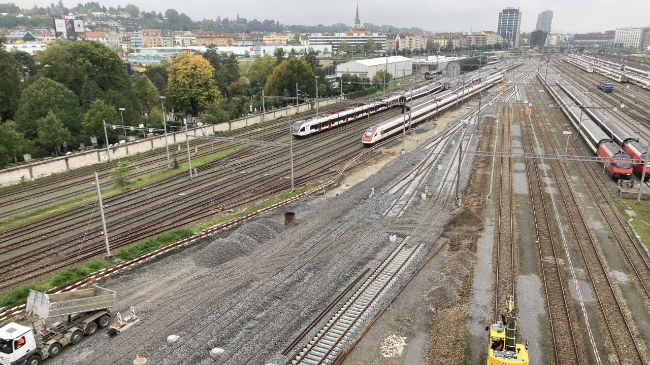 Das Bild zeigt die Abstellanlage tagsüber. Gleisbauarbeiten sind im Bild.