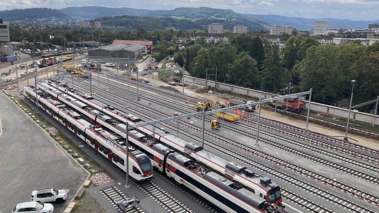 Das Bild zeigt frisch erstelle, neue Abstellgleise mit Zügen darauf sowie die kahle Fläche, auf welcher zuvor Gleise lagen.