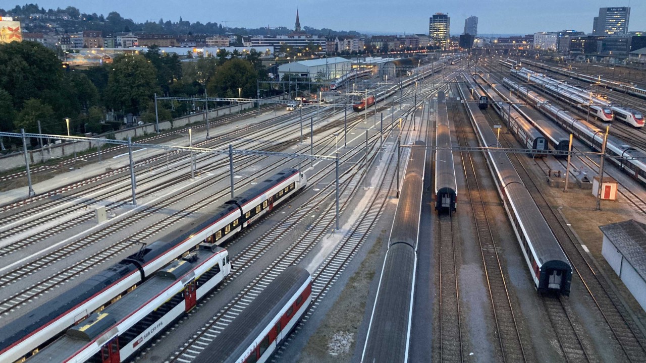 Das Bild zeigt die Abstellanlage nachts. Einige Gleise sind noch nicht fertiggestellt. Neue Gleise liegen, Züge sind abgestellt.