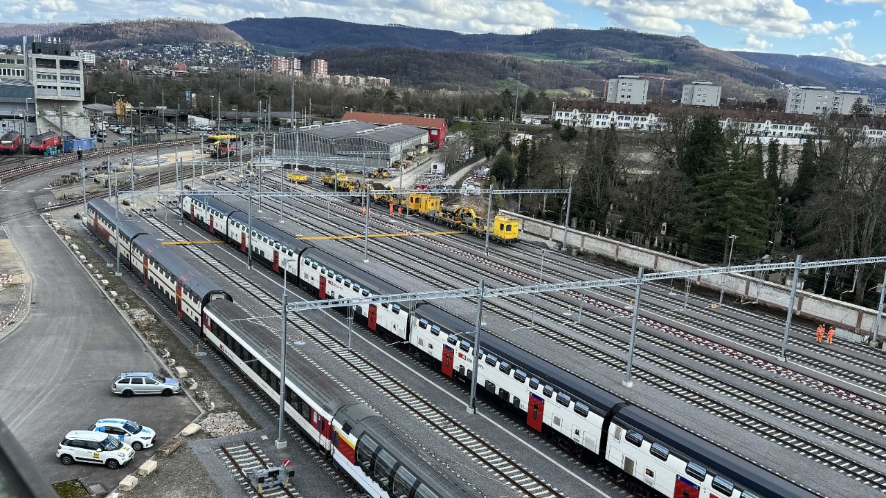 Das Bild zeigt die neuen Abstellgleise mit Zügen darauf.