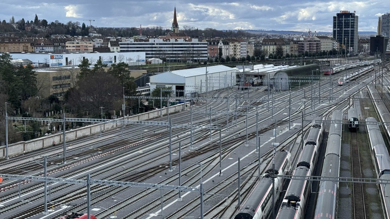 Das Bild zeigt die Abstellanlage tagsüber. Die Gleisbauarbeiten sind abgeschossen. Überall liegen neue Gleise.