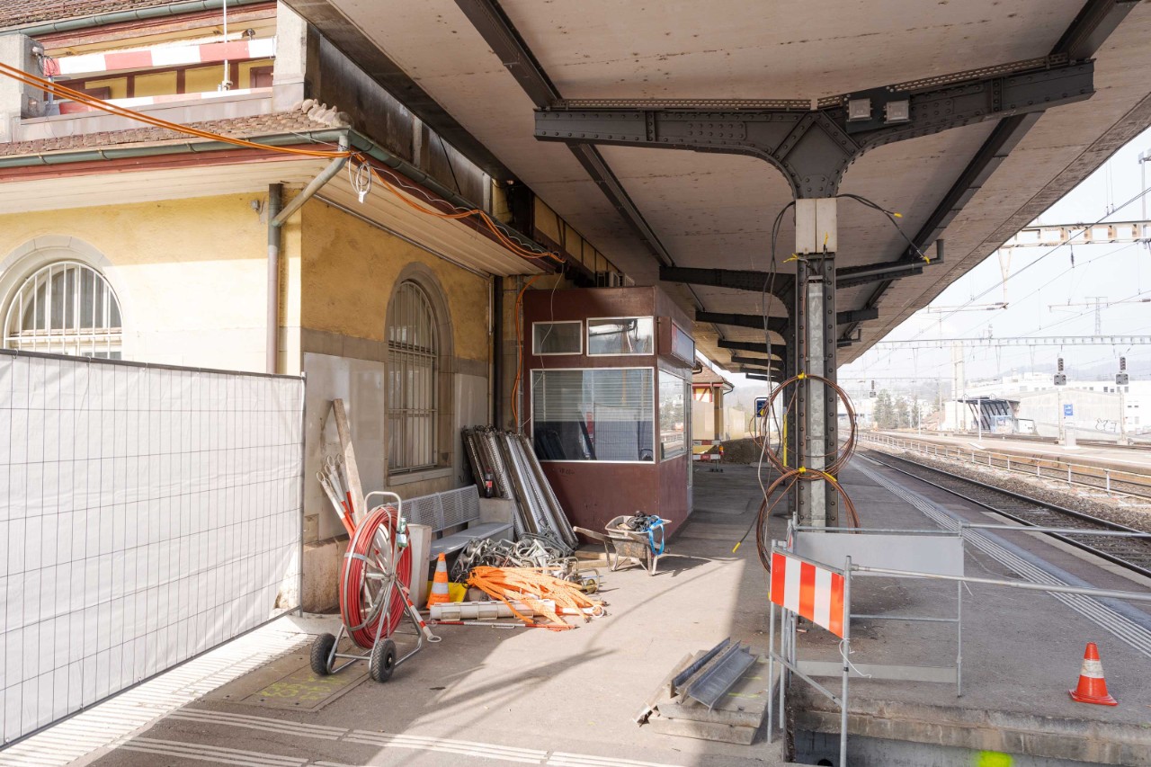 Blick von Perron Gleis 1 auf der Bahnhofgebäude.
