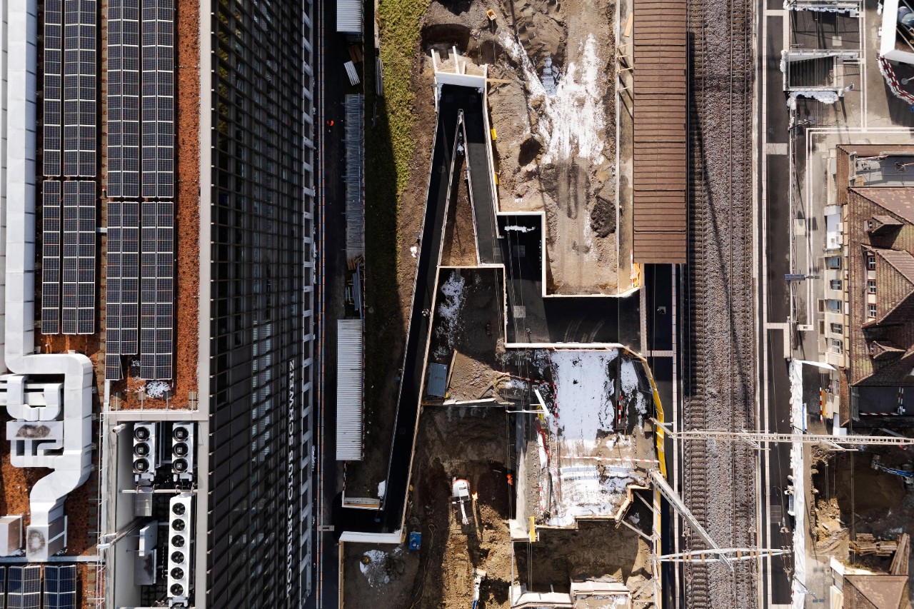 Blick auf die neue Zugangsrampe zum Mittelperron aus der Vogelperspektive.