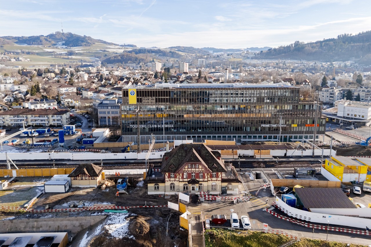 Blickrichtung Bantiger, im Fokus das schöne, alte Bahnhofgebäude von Ostermundigen - mitten in der Grossbaustelle.