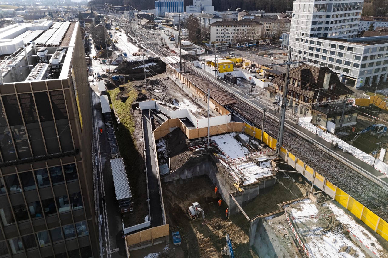 Dank der neu erstellten Zugangsrampe zum Mittelperron ist der Bahnhof Ostermundigen seit Anfang Jahr behindertengerecht.