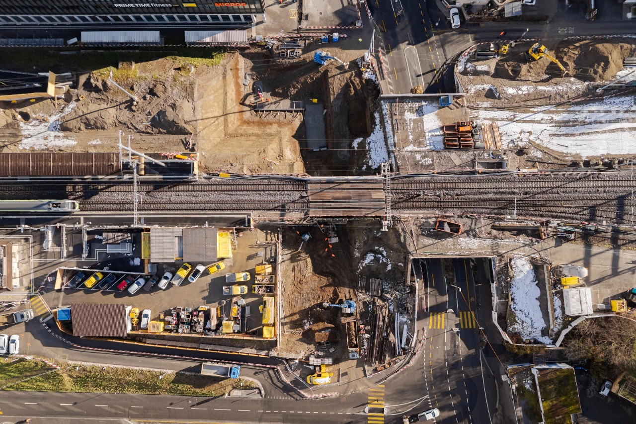 Eindrückliche Luftaufnahme von der Baustelle der neuen Unterführung Bernstrasse.