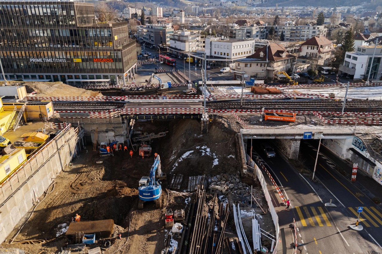 Links die neu ausgehobene Unterführung Bernstrasse, rechts die bestehende Unterführung.