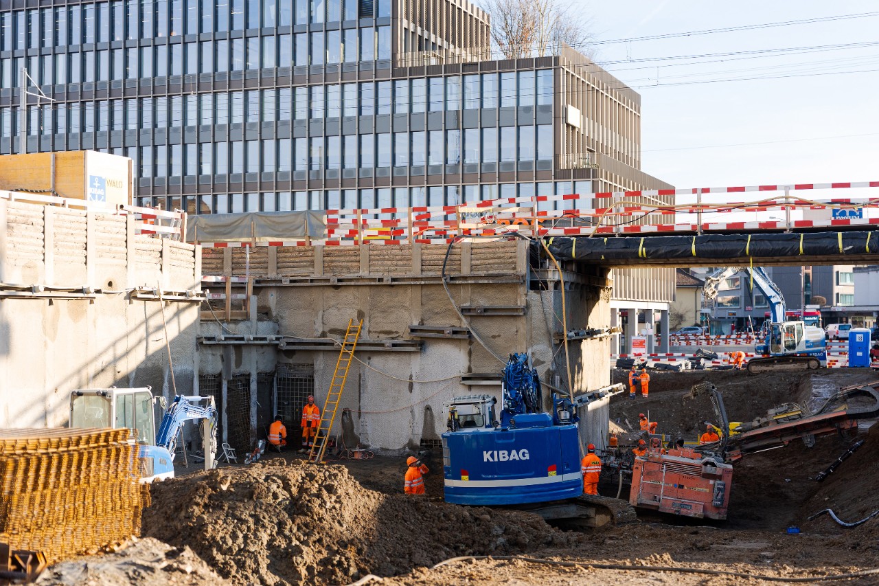 Neue ausgehobene Unterführung Bernstrasse, westlich der bestehenden Unterführung.
