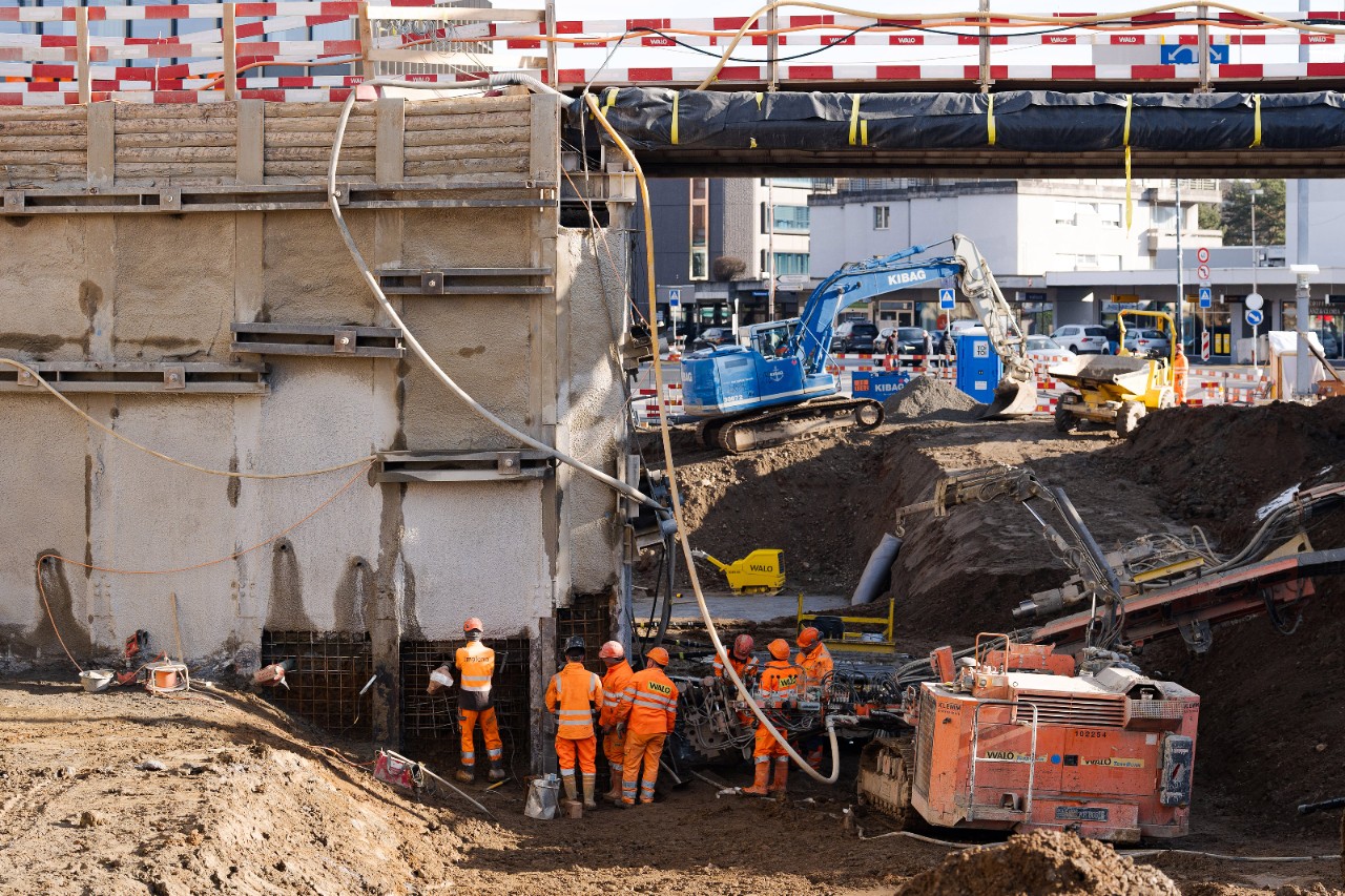 Unten wird gebaut - oben fahren die Züge über die Gleisbrücke.
