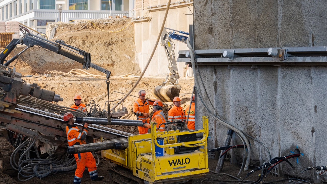 Unten wird gebaut - oben fahren die Züge über die Gleisbrücke.