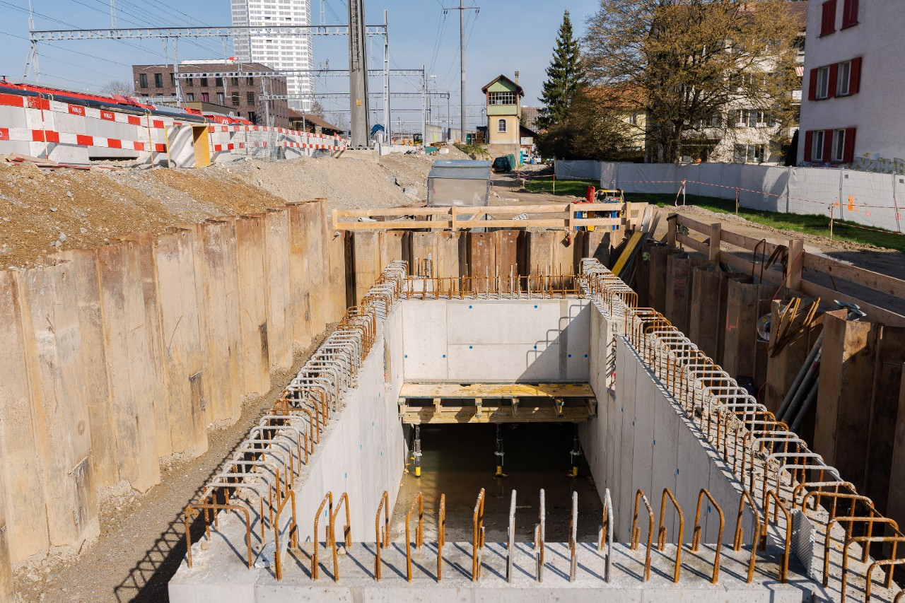 Zum Auffangen des Regenwassers wird ein Versickerungsbecken gebaut.