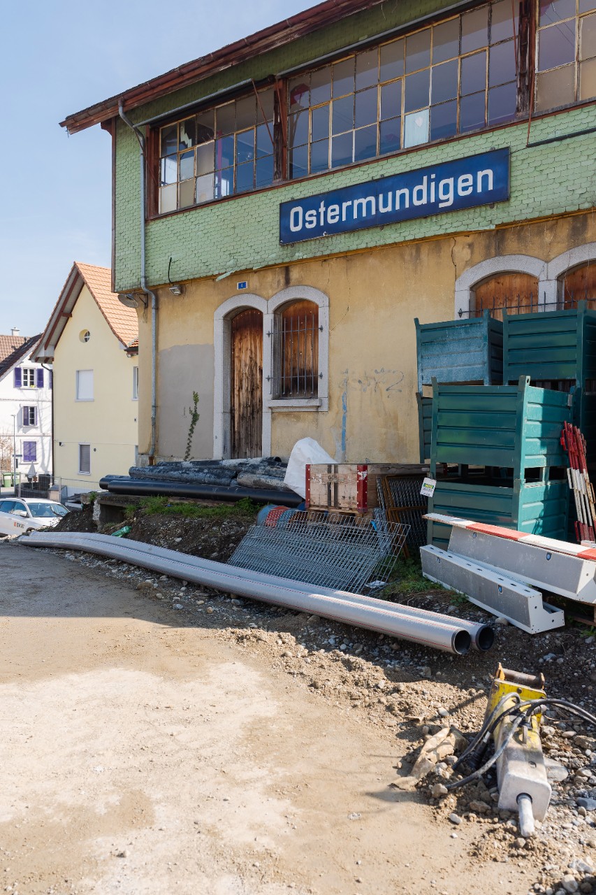 Ein Stück Bahngeschichte am Bahnhof Ostermundigen bleibt mit dem alten Bahntechnikgebäude erhalten.
