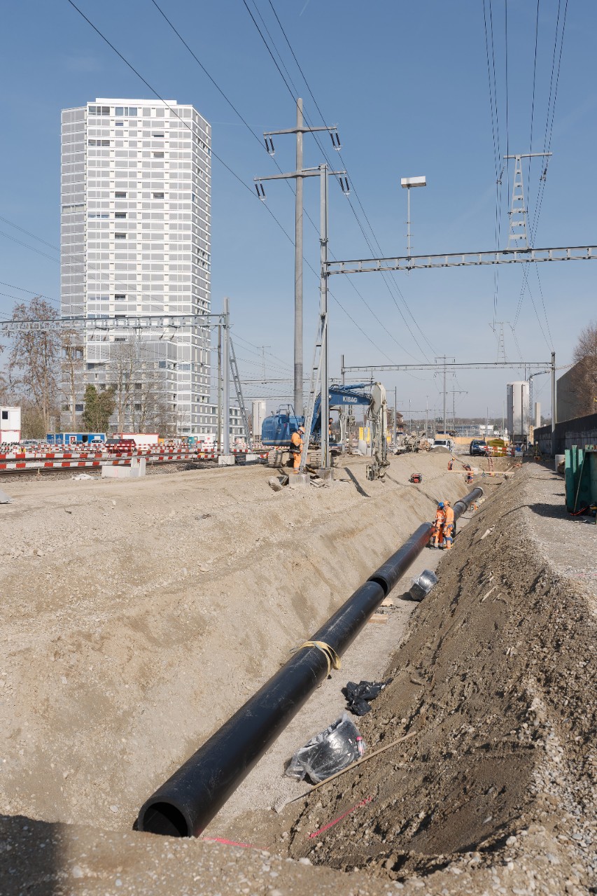 Rohre werden neben den Gleisen verlegt für Kabel und Werkleitungen.