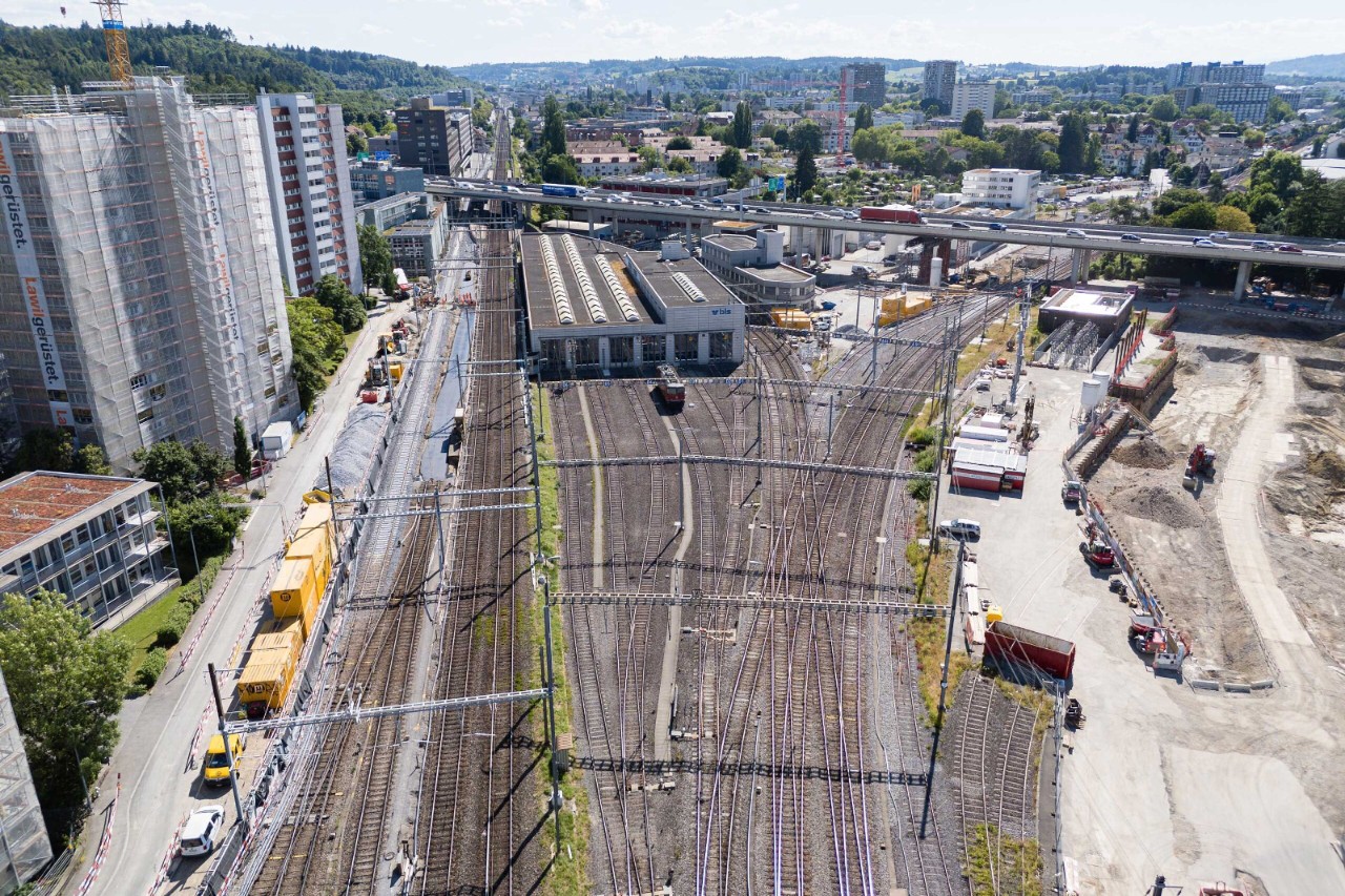 Baustellenperimeter und Autobahnviadukt mit Blick Richtung Westen.