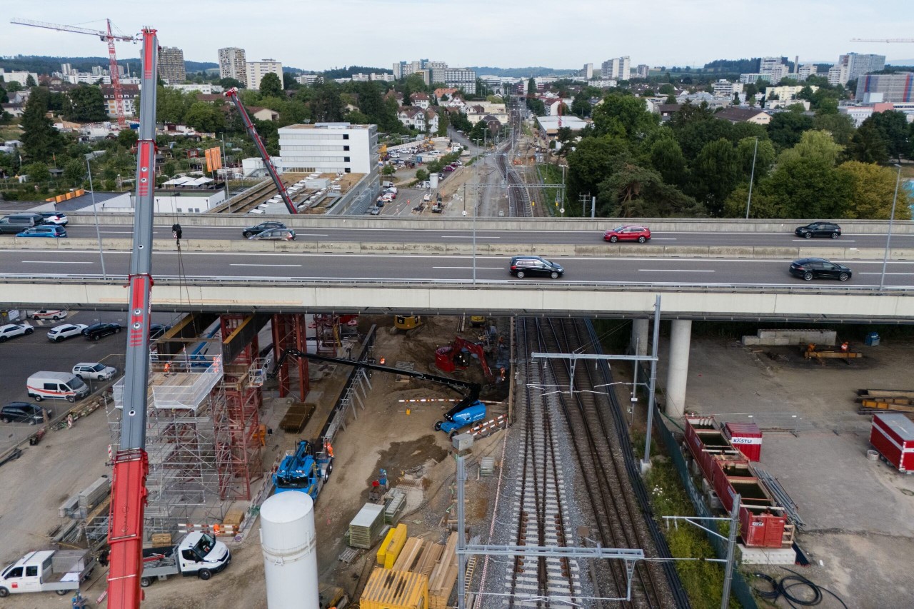 Direkt unter dem Autobahnviadukt entsteht eine neue Personenunterführung unter den Gleisen durch.