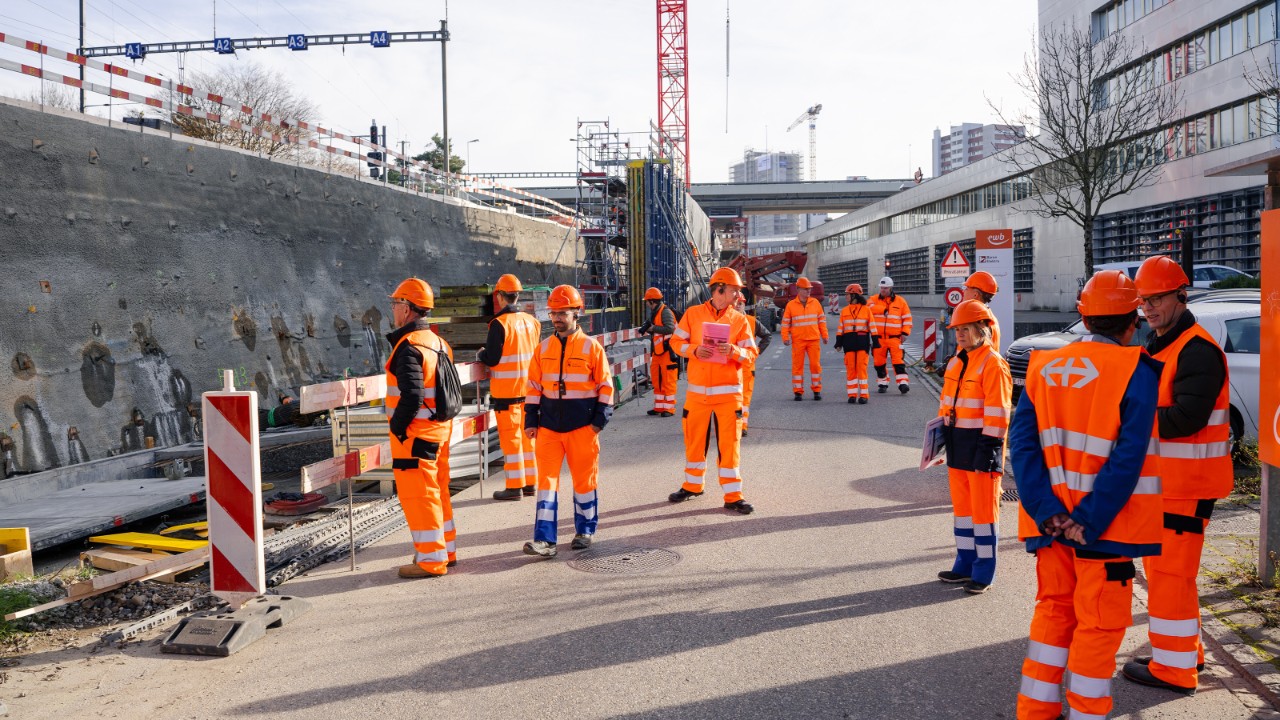 Medienschaffende unterwegs auf der Baustelle 2-1.