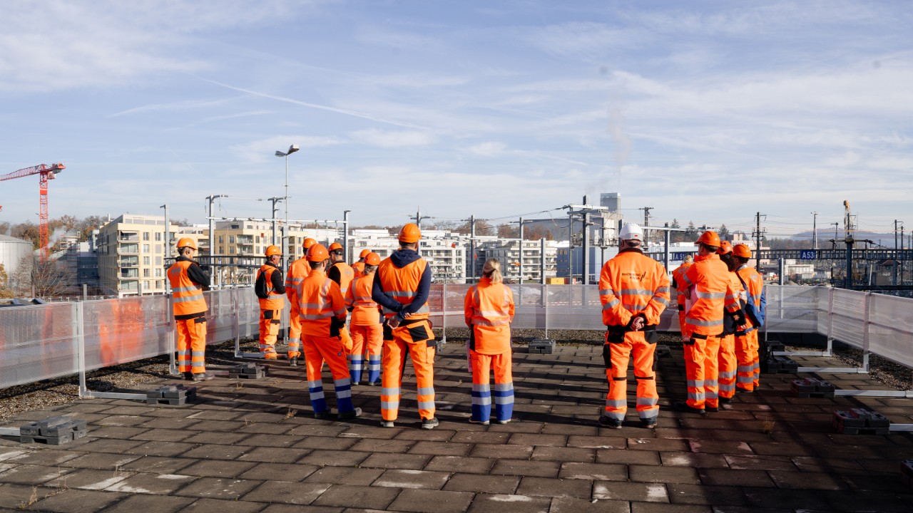 Baustellenführung für Medienschaffende mit Blick auf den riesigen Baustellenperimeter.