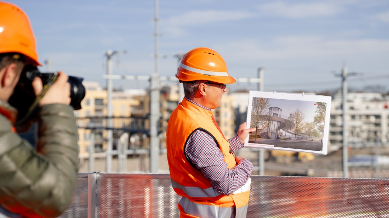 Gabriele Pagliari (SBB) zeigt die neue Passerelle Steigerhubel-1.