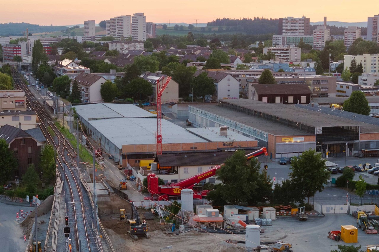 Abenddämmerung, bevor die Arbeiten für die Brückenaushebung starten.