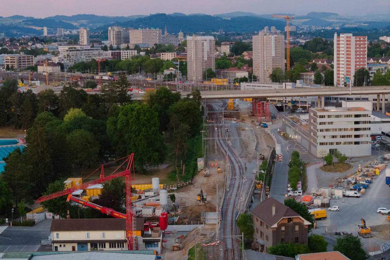 Luftaufnahme mit Blick auf die Strassenunterführung Stöckacker Richtung Osten.