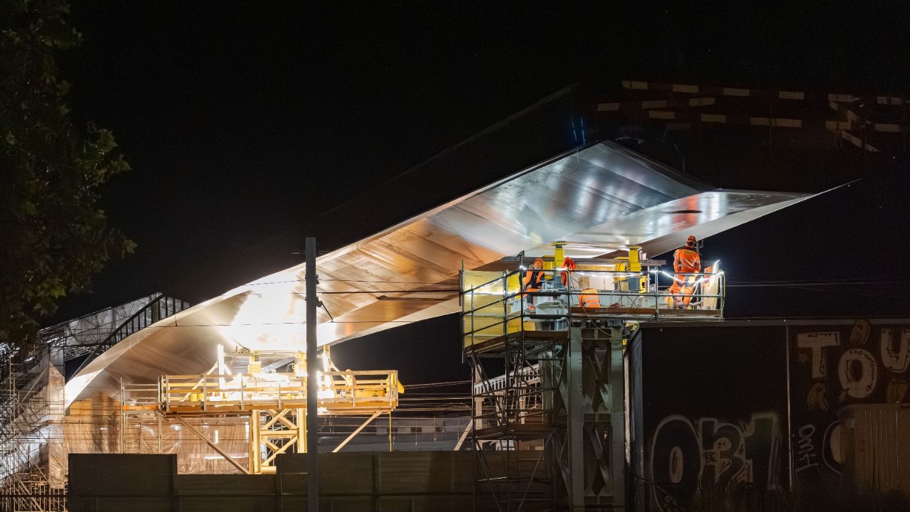 Kunstvoll spiegelt sich das Licht der Bauscheinwerfer an der neuen Passerelle. 
