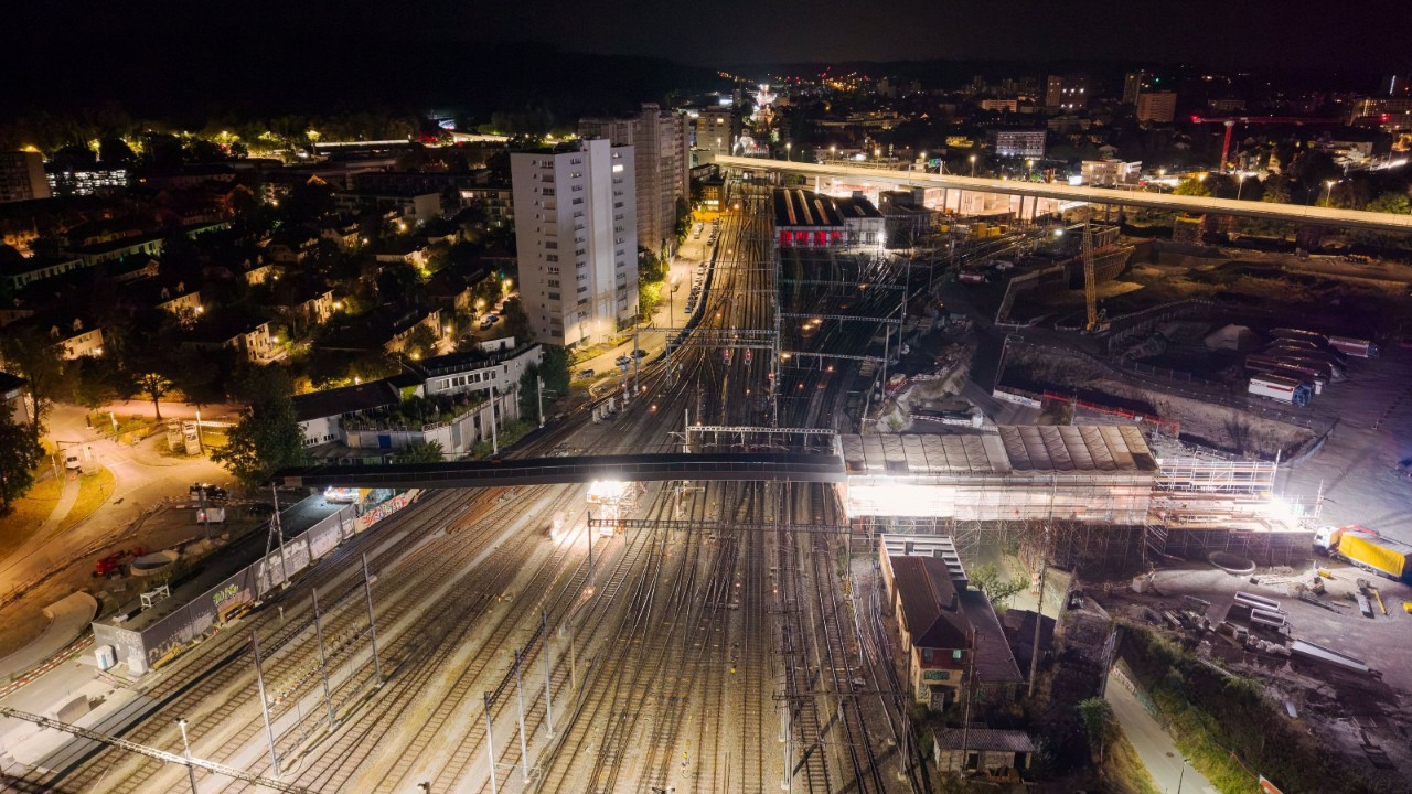 Noch wird die Passerelle in der Mitte abgestützt. Schlussendlich wird sie dann ohne Mittelstütze alle Gleise überspannen.
