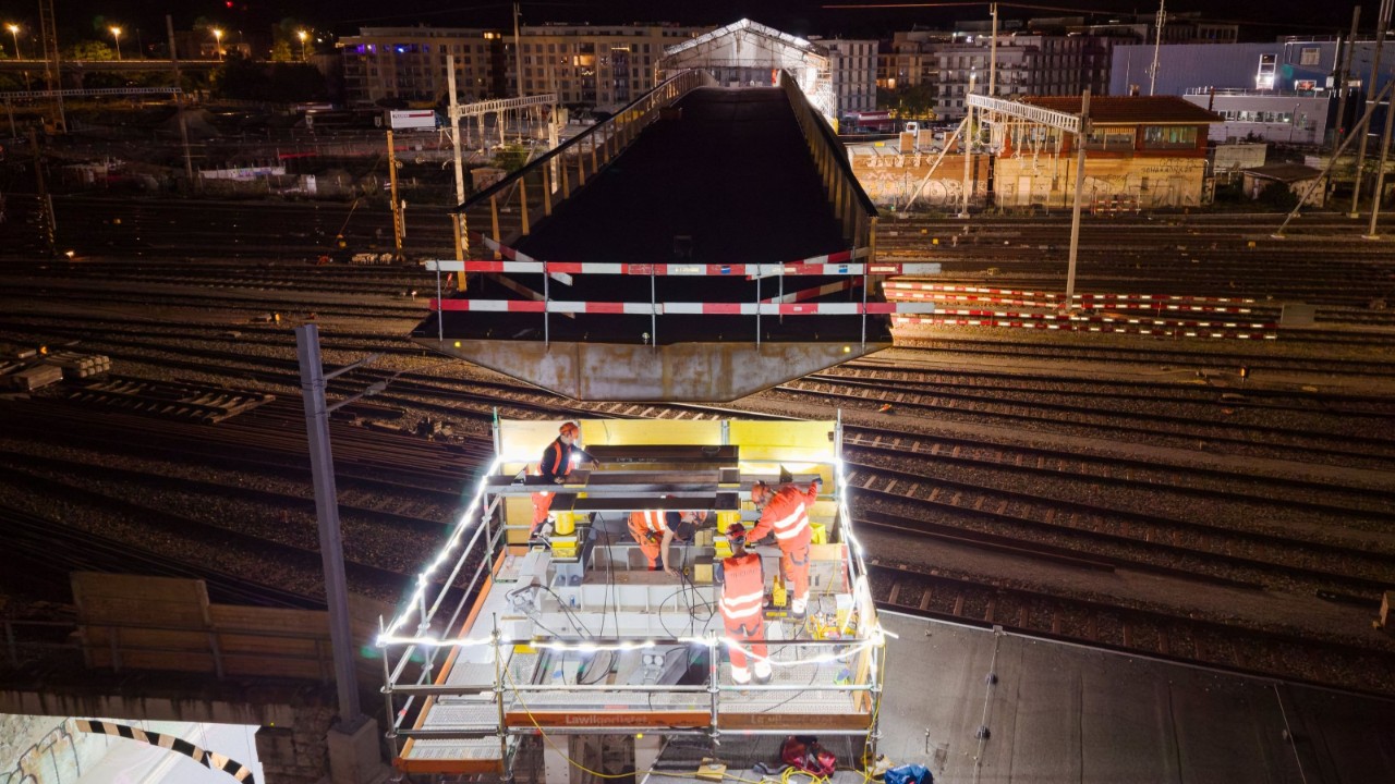 Nach dem letzten Gleis befindet sich eine Plattform, wo die Passerelle abgestützt wird.
